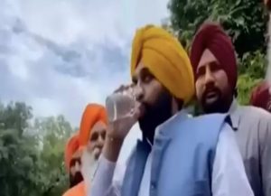 Indian politician hospitalized after drinking polluted holy river water to show that it's clean 15