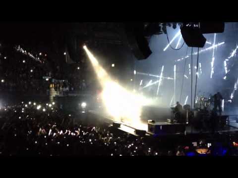 VIDEO: Drake Falls On Stage In Birmingham. 13