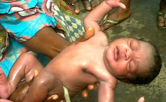 PHOTO: Who ABANDONED This Straight From The Womb Cuttie At A Dustbin. 3