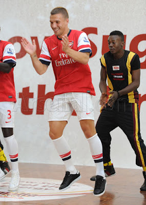 PHOTOS: Kaffy Teaching Arsenal Players How To Do The AZONTO 4