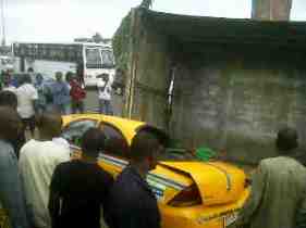 Trailer Falls On Top Of A Taxi 2