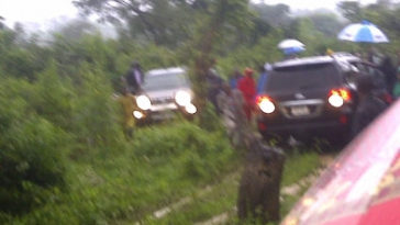 Photos Of Minister's Convoy Stuck In Muddy Road 3