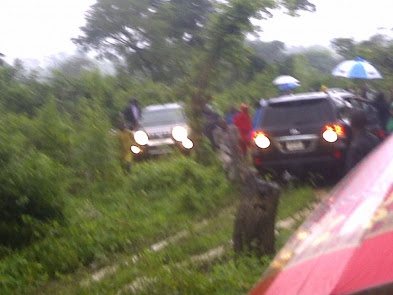 Photos Of Minister's Convoy Stuck In Muddy Road 1