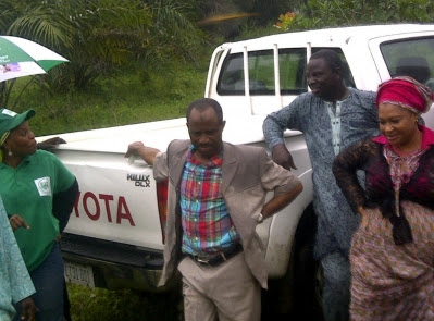 Photos Of Minister's Convoy Stuck In Muddy Road 3