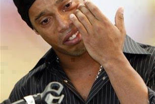 PHOTO: Ronaldinho Crying After Losing Father To Heart Attack 1