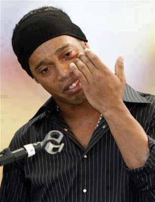 PHOTO: Ronaldinho Crying After Losing Father To Heart Attack 3