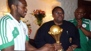 PHOTO: Mike Adenuga gets a Feel of The AFCON Trophy 1