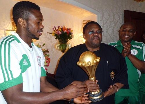 PHOTO: Mike Adenuga gets a Feel of The AFCON Trophy 3