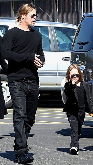 Check-Out Actor Brad Pitt And Son 2