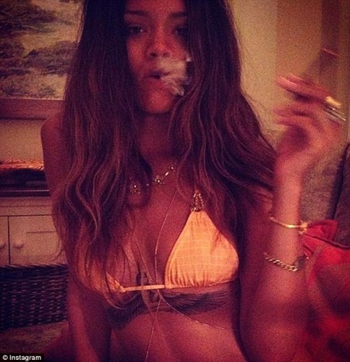 Rihanna Shows Off Banging Body 2
