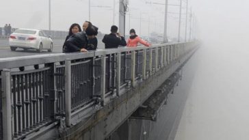 PHOTO: Couple Jump-Off Bridge In China In Suicide Pact Captured By Photograper 1