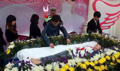 PHOTOS: Chinese Student Holds Her Own Funeral So She Could Enjoy It While She's Still Alive 14