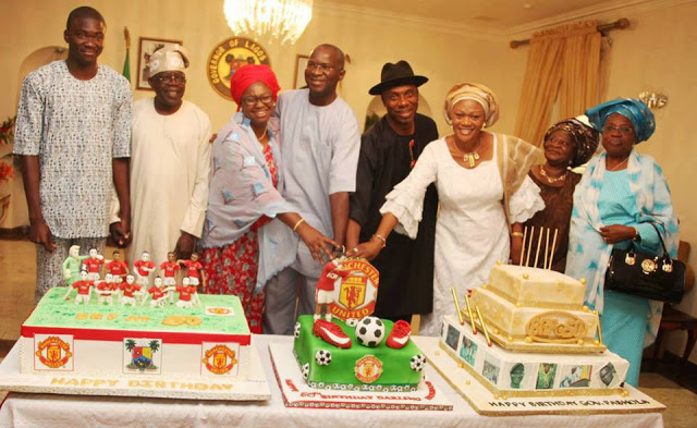 PHOTO Of Lagos State Governor Fashola Cutting His Birthday Cake 1