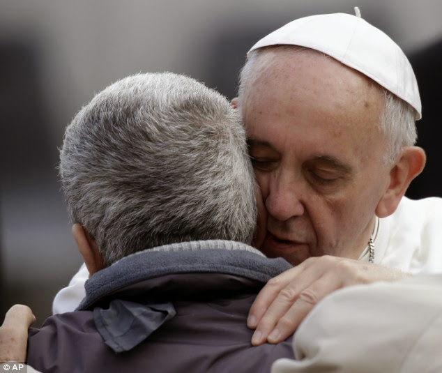 Awwww Pope Francis Halts His Weekly Service Again To Hug Man With Dis-Figured Face 9
