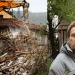 A Man In Debt Demolishes His House And Drops It In Front Of The Bank 2