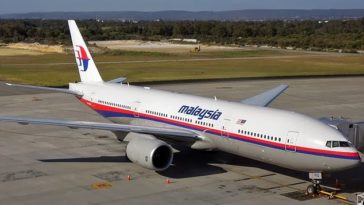 Malaysia Airlines carrying 227 passengers vanishes over Pacific Ocean. Authoritys Fear it might have crashed into the ocean 1