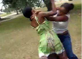 Show of shame: Mother And Daughter Fight Over Boyfriend In Asaba, Delta State 2