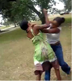 Show of shame: Mother And Daughter Fight Over Boyfriend In Asaba, Delta State 1