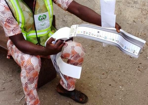 INEC official caught with thumb printed ballot papers in Lagos (PHOTOS) 2