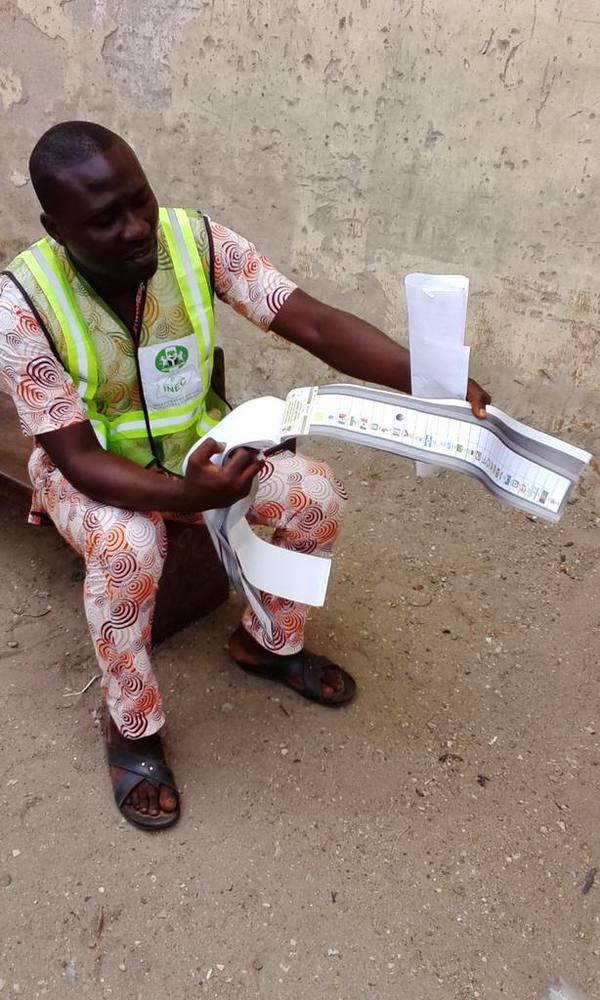 INEC official caught with thumb printed ballot papers in Lagos (PHOTOS) 1