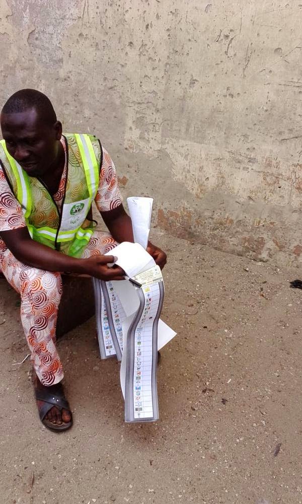 INEC official caught with thumb printed ballot papers in Lagos (PHOTOS) 2