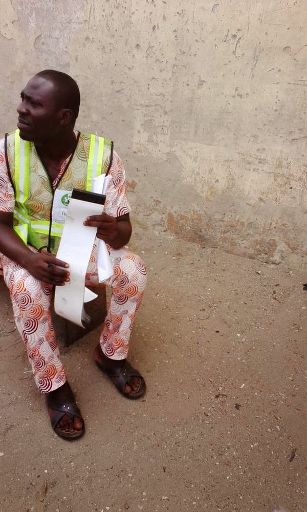 INEC official caught with thumb printed ballot papers in Lagos (PHOTOS) 3