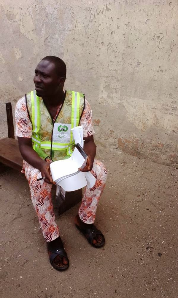 INEC official caught with thumb printed ballot papers in Lagos (PHOTOS) 12
