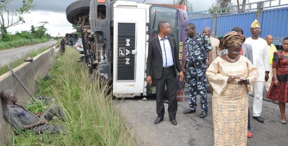 Ogun State Deputy Governor Helps Accident Victim [PHOTO] 3