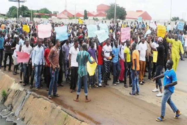 PHOTOS: Onitsha Residents Protesting Over News That Boko Haram Prisoners Are Being Relocated To Onitsha And Ekwulobia Prison 2