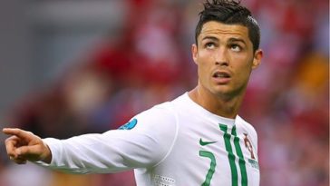 Cristiano Ronaldo Throws Journalist’s Microphone into Lake [VIDEO] 4