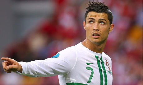 Cristiano Ronaldo Throws Journalist’s Microphone into Lake [VIDEO] 1