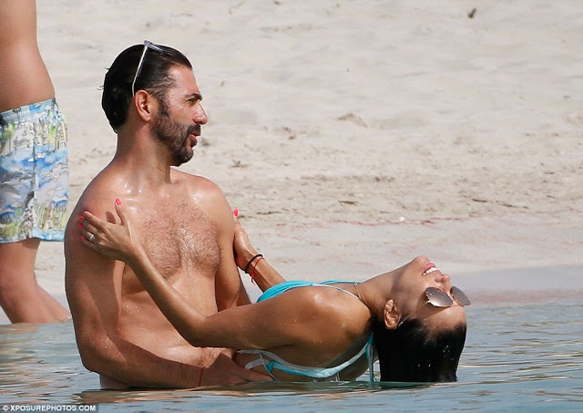 Eva Longoria and her husband enjoy a steamy smooch [PHOTOS] 44