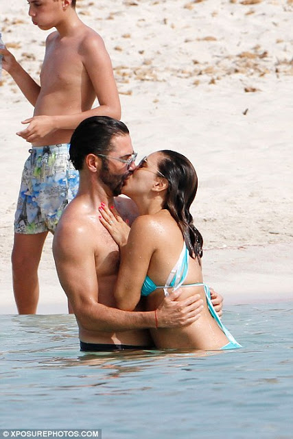 Eva Longoria and her husband enjoy a steamy smooch [PHOTOS] 49