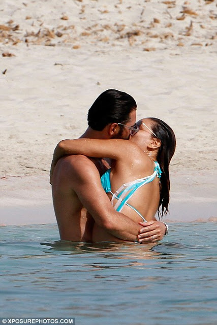 Eva Longoria and her husband enjoy a steamy smooch [PHOTOS] 50