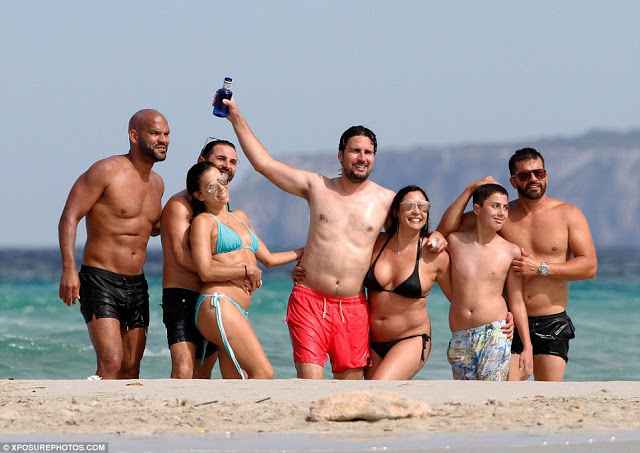 Eva Longoria and her husband enjoy a steamy smooch [PHOTOS] 45