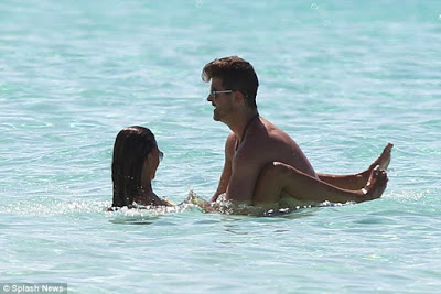 Robin Thicke Showers Girlfriend April Love With Kisses In Bahamas 2