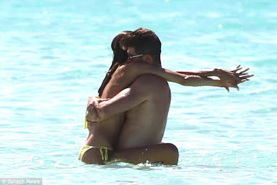 Robin Thicke Showers Girlfriend April Love With Kisses In Bahamas 26