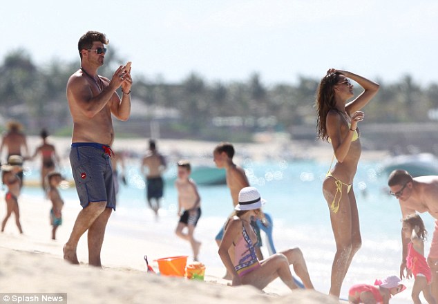 Robin Thicke Showers Girlfriend April Love With Kisses In Bahamas 32