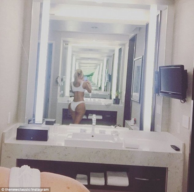 Iggy Azalea accused of getting butt implants after she shows off pert butt in bathroom selfie [PHOTO] 3