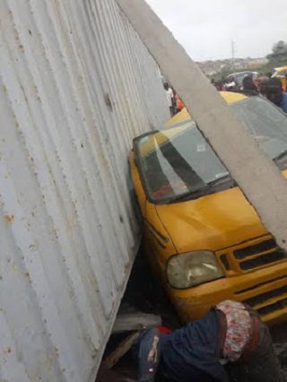 40ft Container falls on Danfo Bus loaded with Passengers in Lagos [PHOTOS] 3