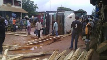 Woman Dies on the Spot as Truck Carrying Timber Falls on Her [PHOTOS] 8