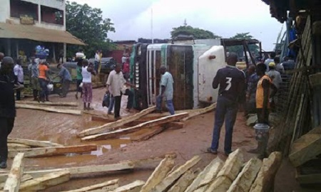 Woman Dies on the Spot as Truck Carrying Timber Falls on Her [PHOTOS] 33
