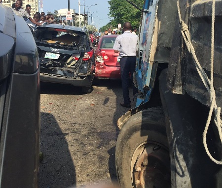 Accident involving multiple cars on Alfred Rewane Road [PHOTOS] 3