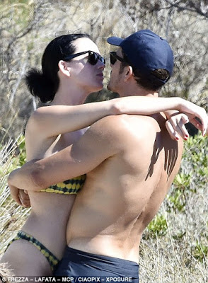 Orlando Bloom strips completely NAKED for paddle board trip with Katy Perry [PHOTOS] 24