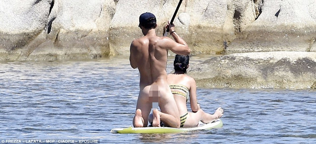 Orlando Bloom strips completely NAKED for paddle board trip with Katy Perry [PHOTOS] 27