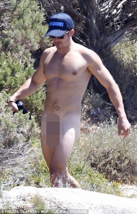 Orlando Bloom strips completely NAKED for paddle board trip with Katy Perry [PHOTOS] 32