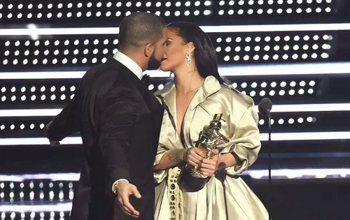 Drake kisses Rihanna while presenting Award to her at MTV Video Music Awards [PHOTOS] 3