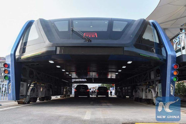 China Unveils World's First Elevated Bus That Travels Above Car Traffic [PHOTOS] 1