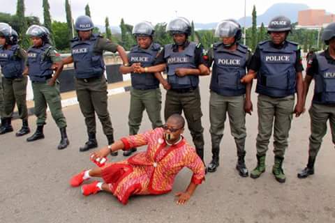 Nigeria Police Force prevent #BringBackOurGirls protesters from entering the presidential villa in Abuja. [PHOTOS] 3