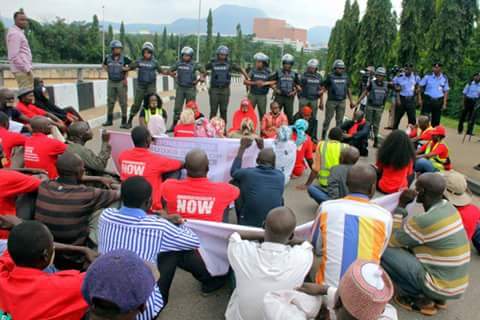 Nigeria Police Force prevent #BringBackOurGirls protesters from entering the presidential villa in Abuja. [PHOTOS] 4